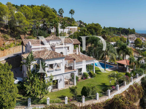 Villa de style andalou classique à vendre dans le domaine privé d'El Madroñal