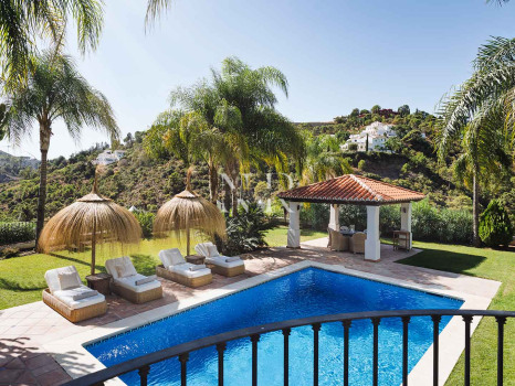 Villa de style andalou classique à vendre dans le domaine privé d'El Madroñal