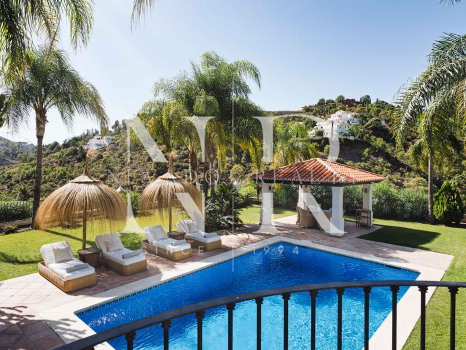 Villa de style andalou classique à vendre dans le domaine privé d'El Madroñal