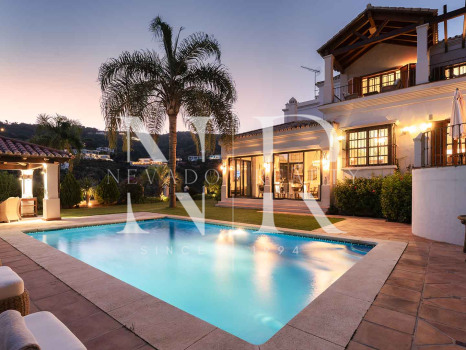 Villa de style andalou classique à vendre dans le domaine privé d'El Madroñal