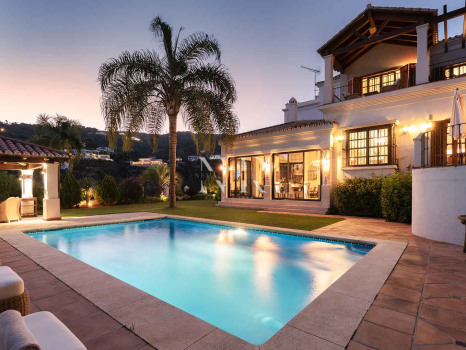 Villa de style andalou classique à vendre dans le domaine privé d'El Madroñal