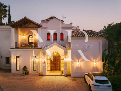 Villa de style andalou classique à vendre dans le domaine privé d'El Madroñal