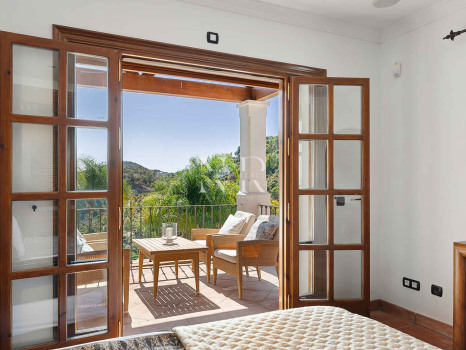 Villa de style andalou classique à vendre dans le domaine privé d'El Madroñal