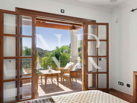 Villa de style andalou classique à vendre dans le domaine privé d'El Madroñal