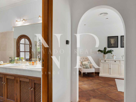 Villa de style andalou classique à vendre dans le domaine privé d'El Madroñal