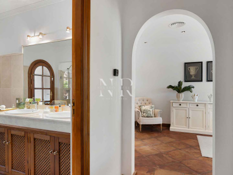 Villa de style andalou classique à vendre dans le domaine privé d'El Madroñal