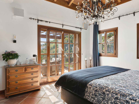 Villa de style andalou classique à vendre dans le domaine privé d'El Madroñal