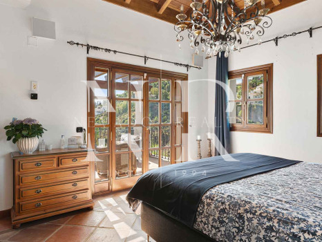 Villa de style andalou classique à vendre dans le domaine privé d'El Madroñal