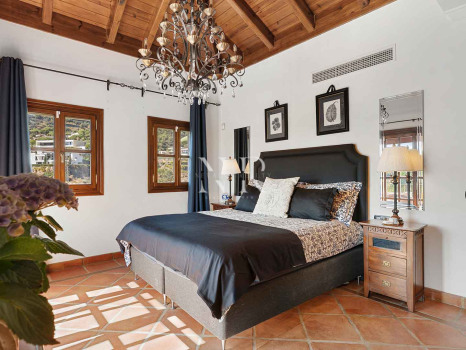 Villa de style andalou classique à vendre dans le domaine privé d'El Madroñal