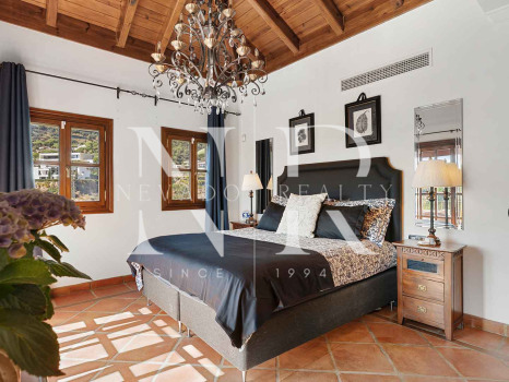 Villa de style andalou classique à vendre dans le domaine privé d'El Madroñal