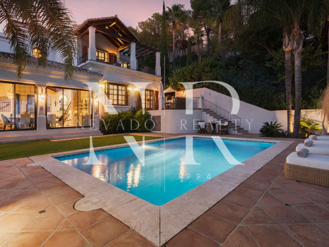 Villa de style andalou classique à vendre dans le domaine privé d'El Madroñal