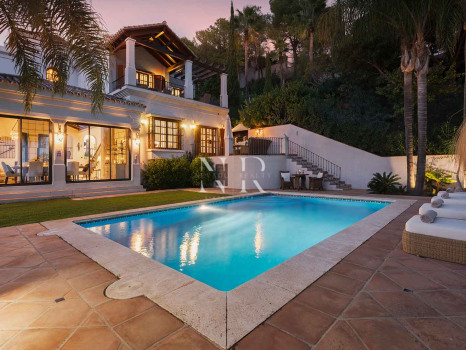 Villa de style andalou classique à vendre dans le domaine privé d'El Madroñal