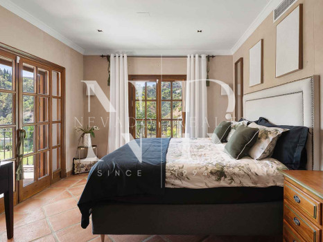 Villa de style andalou classique à vendre dans le domaine privé d'El Madroñal