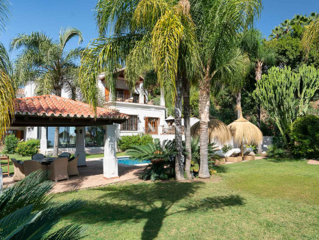 Villa de style andalou classique à vendre dans le domaine privé d'El Madroñal