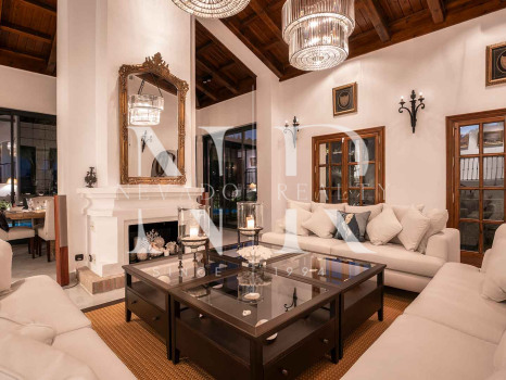 Villa de style andalou classique à vendre dans le domaine privé d'El Madroñal