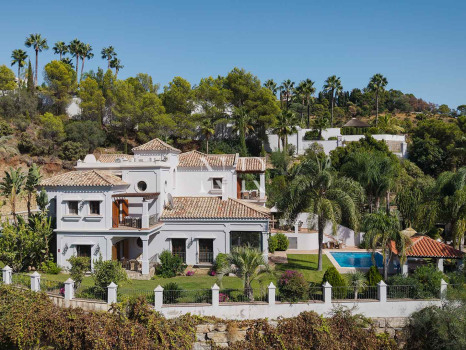 Villa de style andalou classique à vendre dans le domaine privé d'El Madroñal