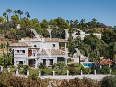 Villa de style andalou classique à vendre dans le domaine privé d'El Madroñal