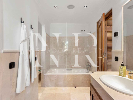 Villa de style andalou classique à vendre dans le domaine privé d'El Madroñal