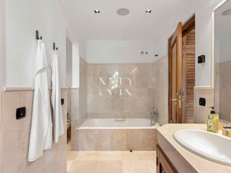 Villa de style andalou classique à vendre dans le domaine privé d'El Madroñal