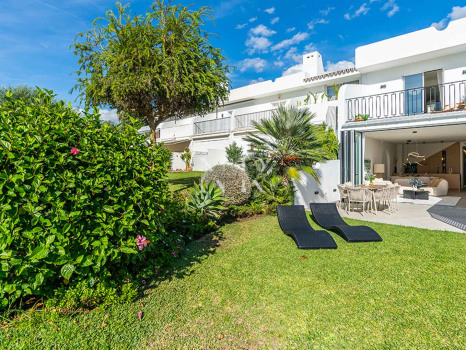 Maison mitoyenne entièrement rénovée à vendre dans le lotissement La Rinconada