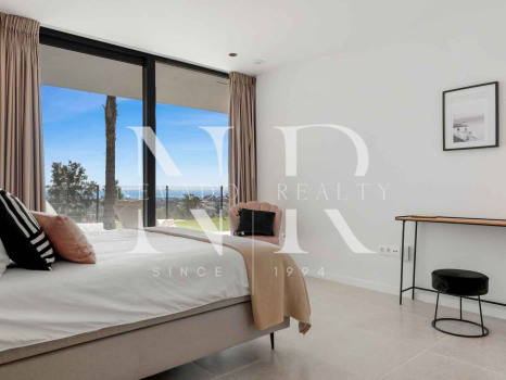 Villa en La Alquería con vistas panorámicas al mar y al golf en venta