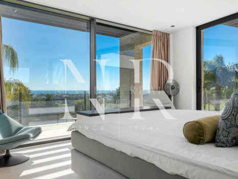 Villa en La Alquería con vistas panorámicas al mar y al golf en venta