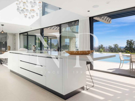 Villa en La Alquería con vistas panorámicas al mar y al golf en venta