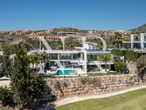 Villa en La Alquería con vistas panorámicas al mar y al golf en venta