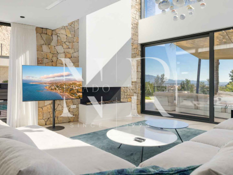 Villa en La Alquería con vistas panorámicas al mar y al golf en venta