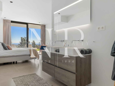 Villa en La Alquería con vistas panorámicas al mar y al golf en venta
