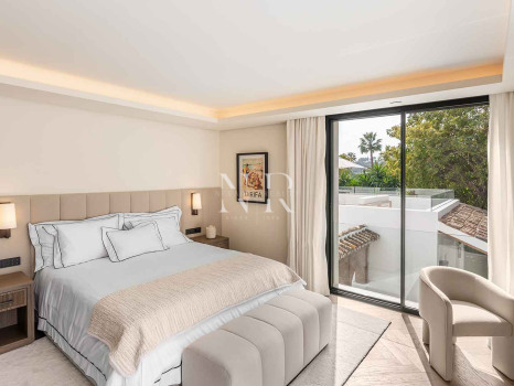 Villa en Nueva Andalucía de diseño contemporáneo en venta