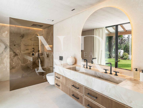 Villa en Nueva Andalucía de diseño contemporáneo en venta