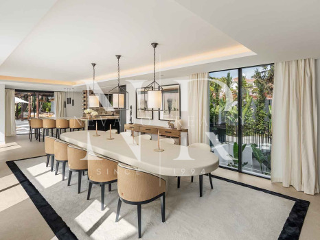 Villa en Nueva Andalucía de diseño contemporáneo en venta
