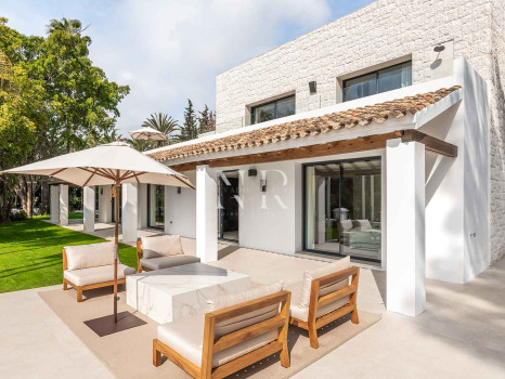 Villa en Nueva Andalucía de diseño contemporáneo en venta