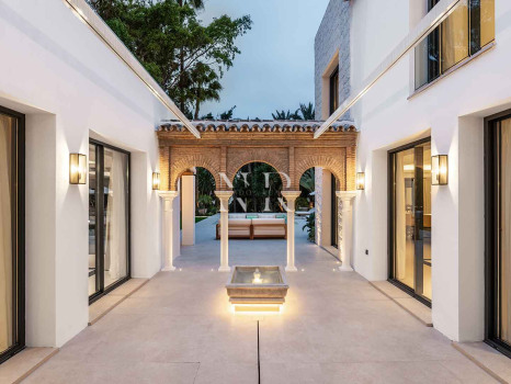 Villa en Nueva Andalucía de diseño contemporáneo en venta