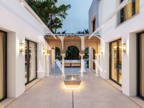 Villa en Nueva Andalucía de diseño contemporáneo en venta