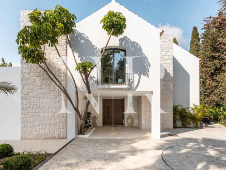 Villa en Nueva Andalucía de diseño contemporáneo en venta
