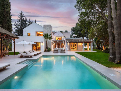 Villa en Nueva Andalucía de diseño contemporáneo en venta