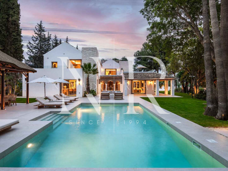 Villa en Nueva Andalucía de diseño contemporáneo en venta