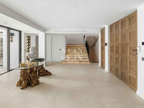 Villa en Nueva Andalucía de diseño contemporáneo en venta