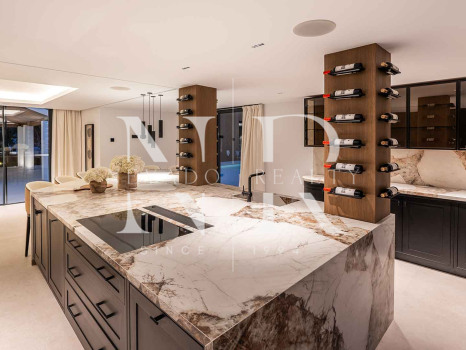 Villa en Nueva Andalucía de diseño contemporáneo en venta