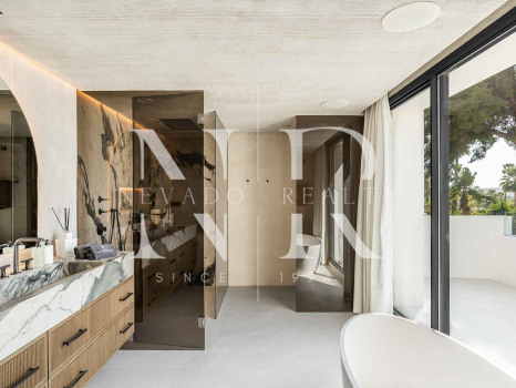 Villa en Nueva Andalucía de diseño contemporáneo en venta
