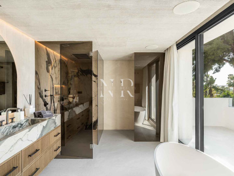 Villa en Nueva Andalucía de diseño contemporáneo en venta