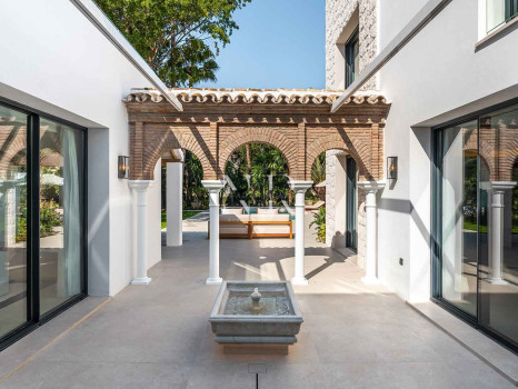 Villa en Nueva Andalucía de diseño contemporáneo en venta