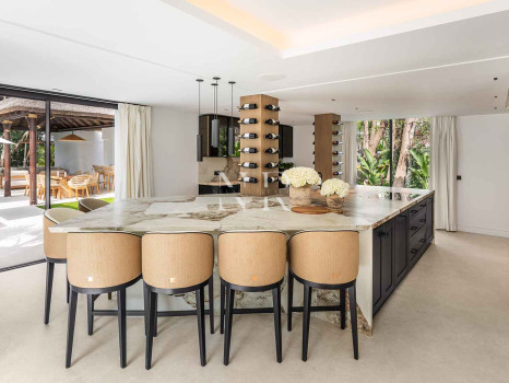 Villa en Nueva Andalucía de diseño contemporáneo en venta