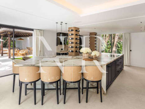 Villa en Nueva Andalucía de diseño contemporáneo en venta