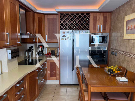 Ático en el centro de Estepona con gran terraza en venta