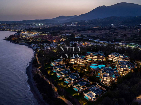 Villa en primera línea de playa en Estepona en venta