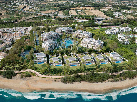Villa en primera línea de playa en Estepona en venta