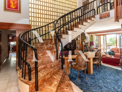 Villa para reformar con parciales vistas al mar en Huerta Belón en venta.